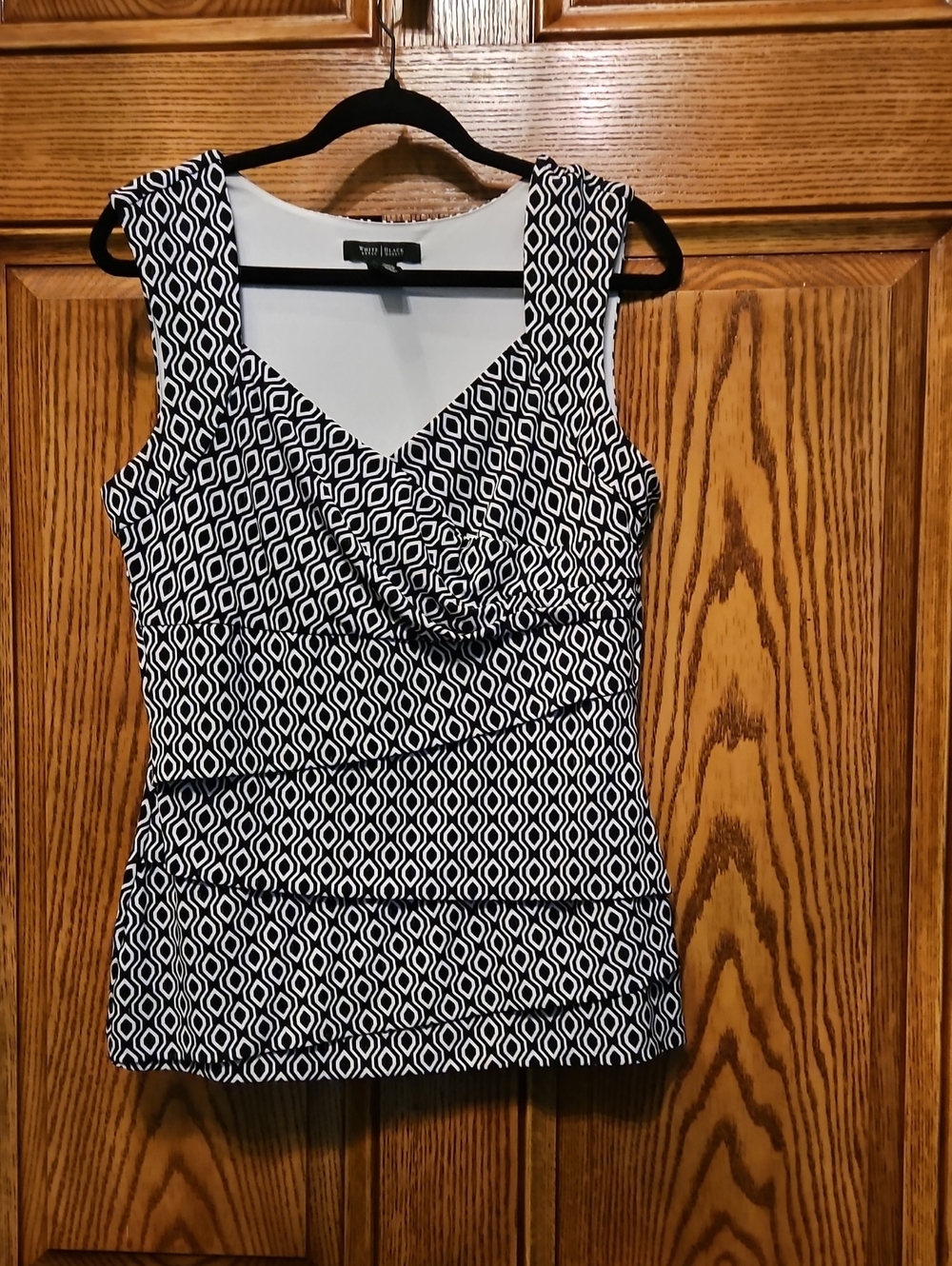 Black & White Geometric V-Neck Sleeveless Tank